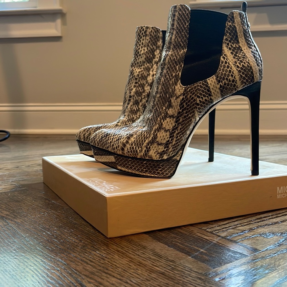 Michael Kors Boots SZ 7,5